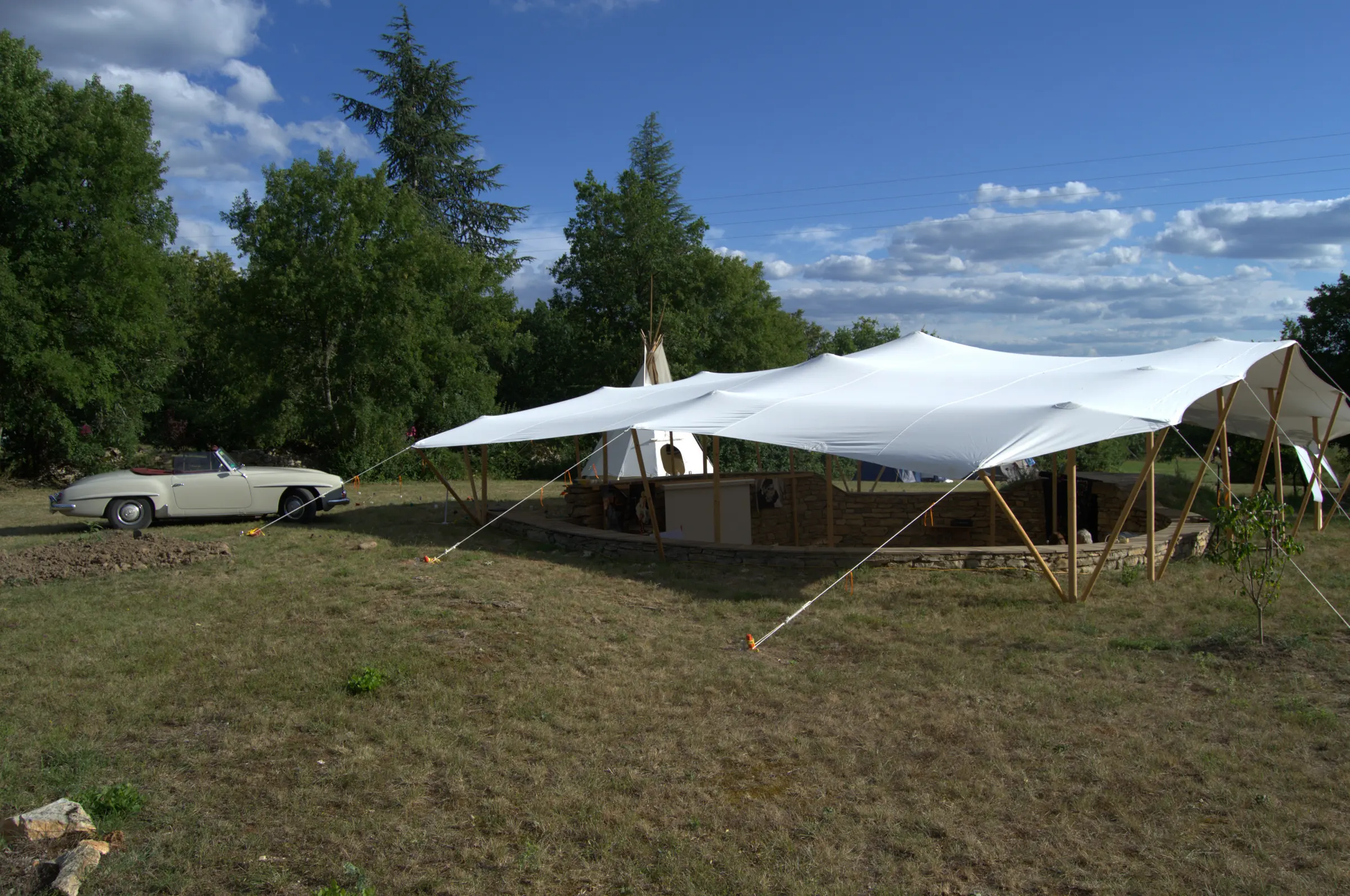 Toile nomade tendue au bord du lac, au soleil couchant