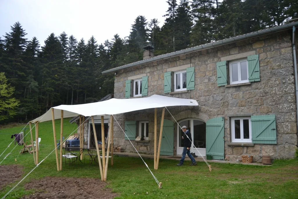 Toile nomade sur façade prolongeant une terrasse