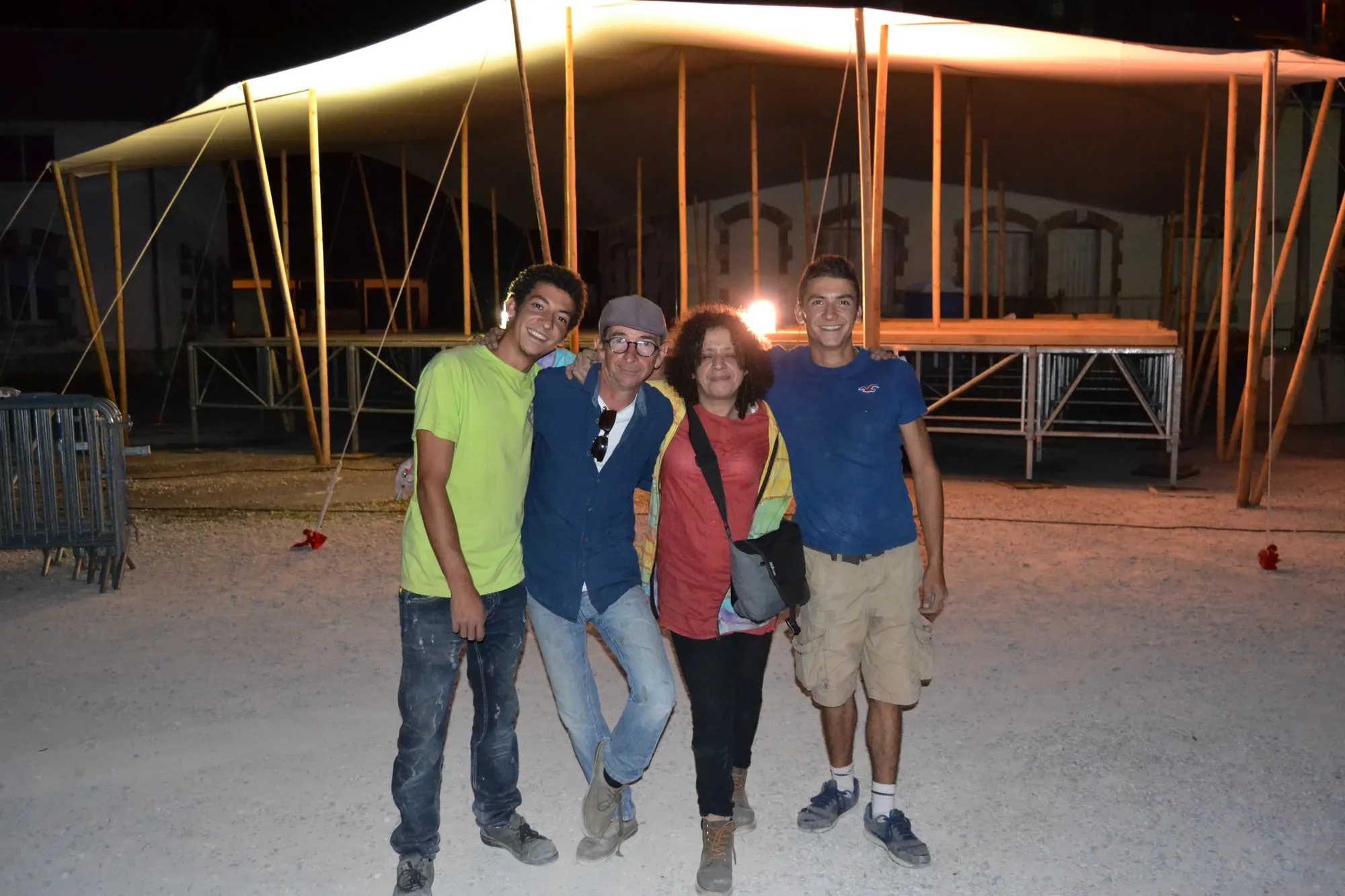 La famille Chappuis au complet devant une grande toile illuminée, un soir de montage