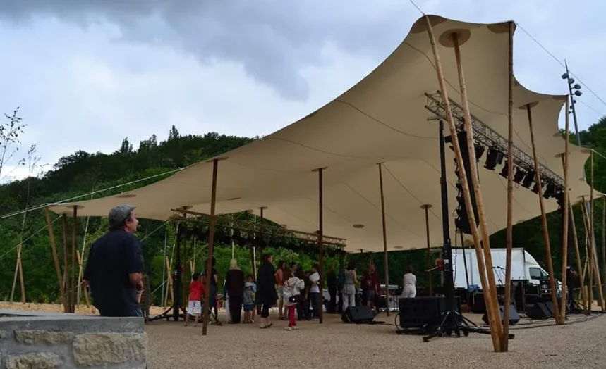 Une toile nomade installée en festival