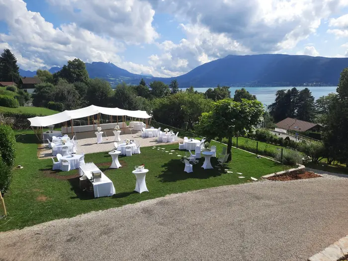 Réception dressée sous une toile, au bord du lac