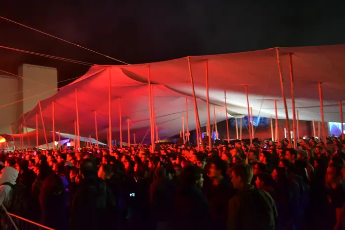Concert sous la toile, éclairage rouge
