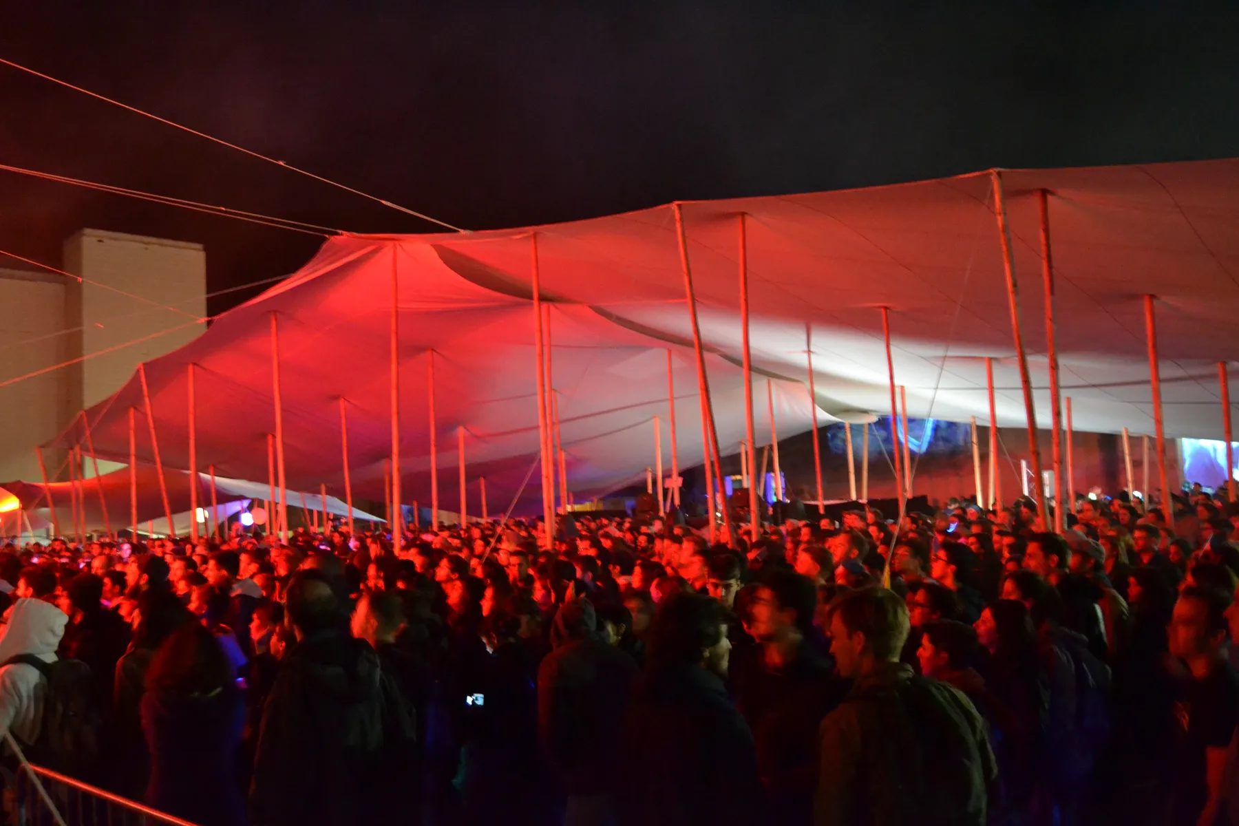 Concert sous la toile, éclairage rouge