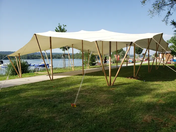 Toile nomade installée en bord de lac