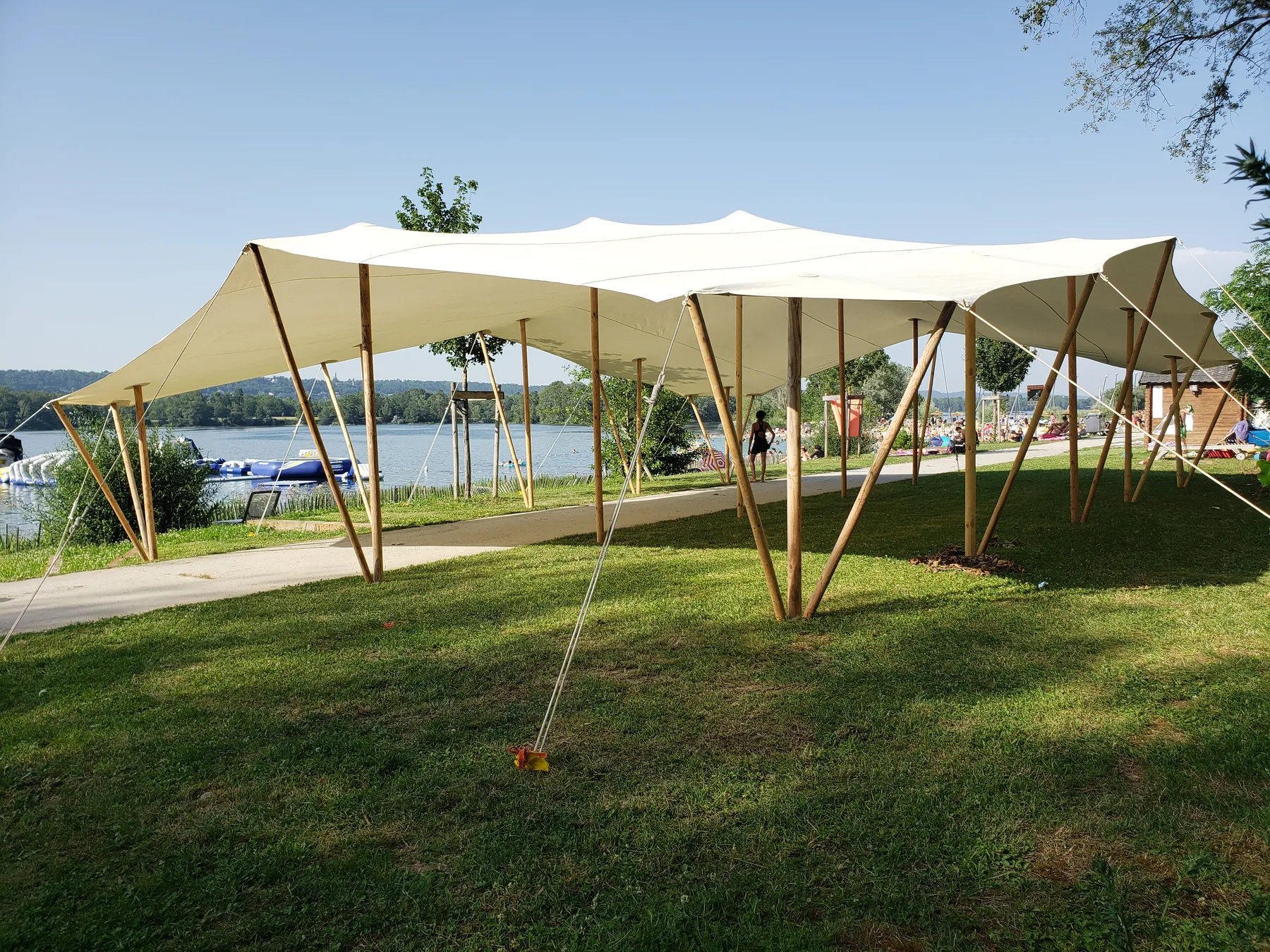 Toile nomade installée en bord de lac
