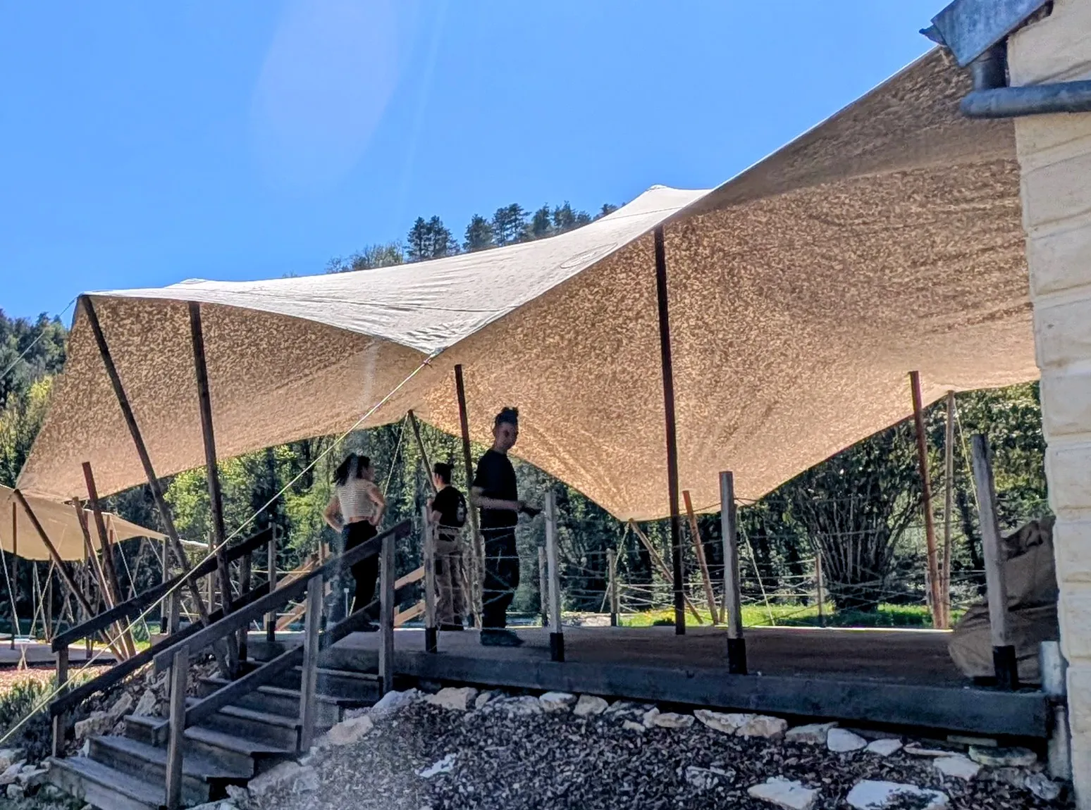 Toile sur mesure au-dessus d’un escalier en bois