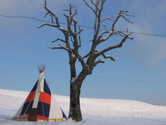 Tipi dressé dans un paysage enneigé