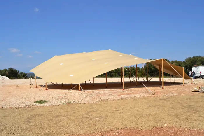 Toile nomade sur un terrain sablonneux