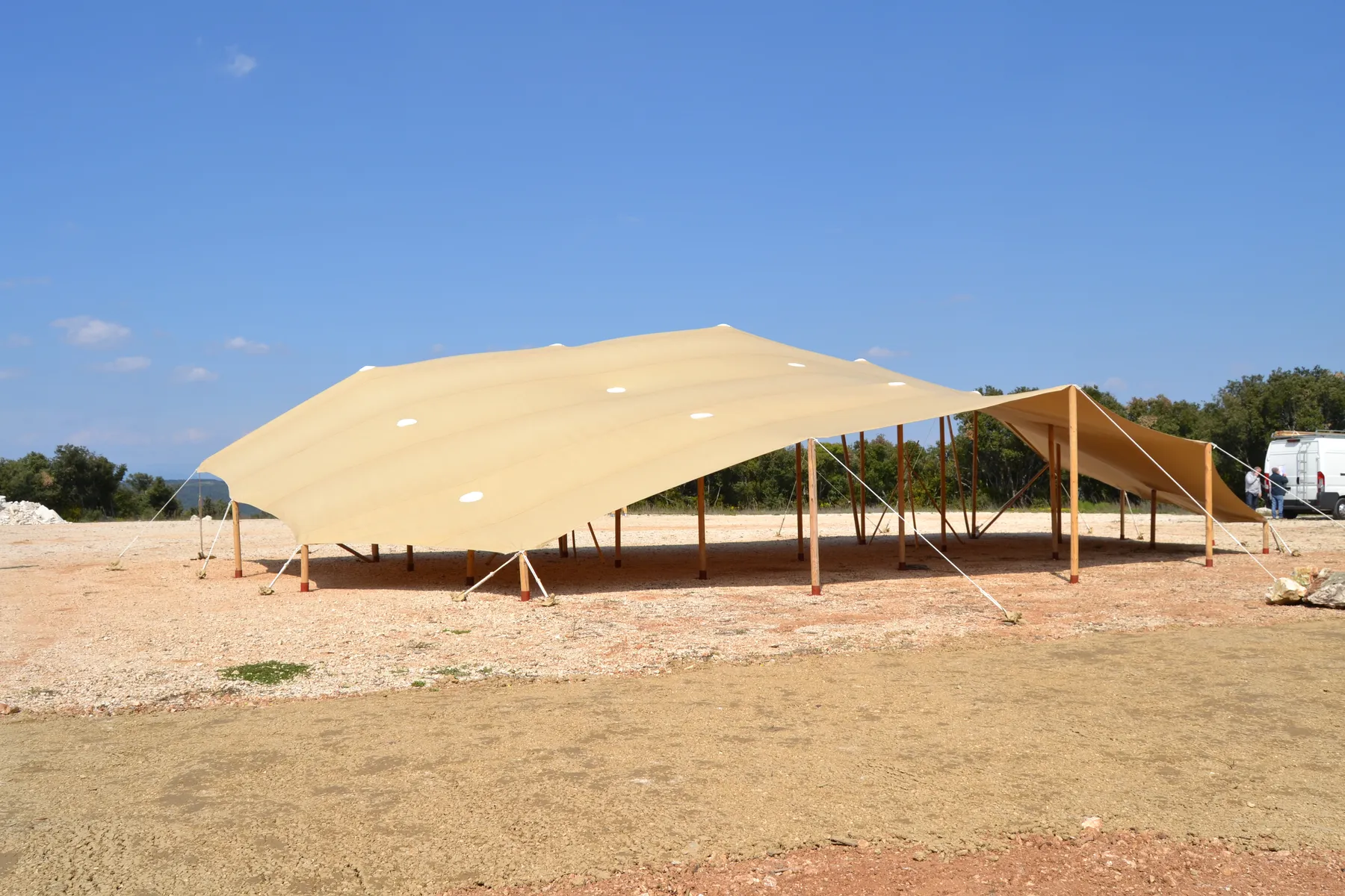 Toile nomade sur un terrain sablonneux
