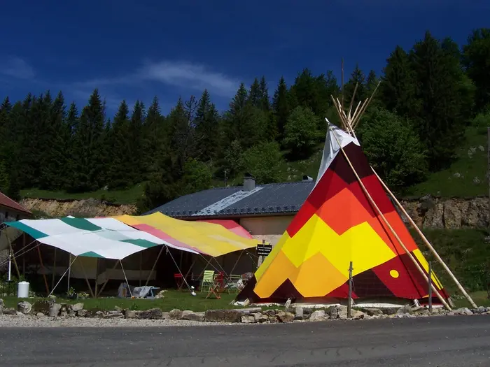 Tipi aux couleurs vives dans un camp