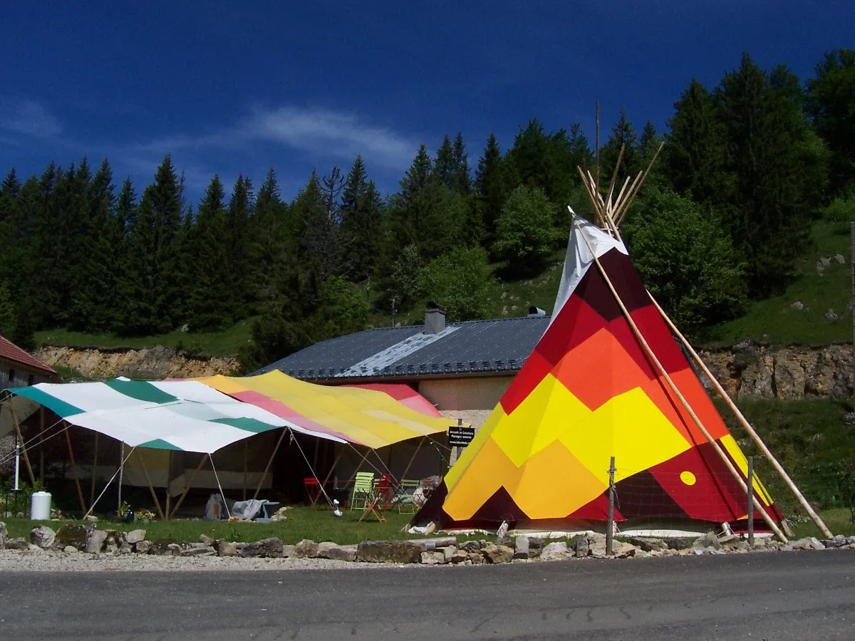 Tipi aux couleurs vives dans un camp