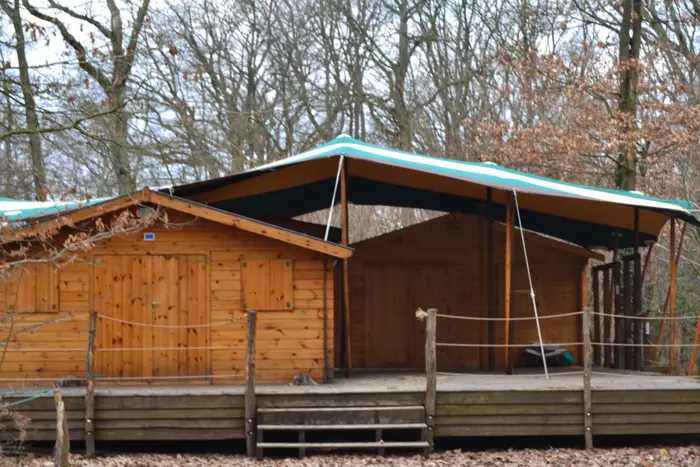 Toile tendue sur la façade d’un chalet en bois