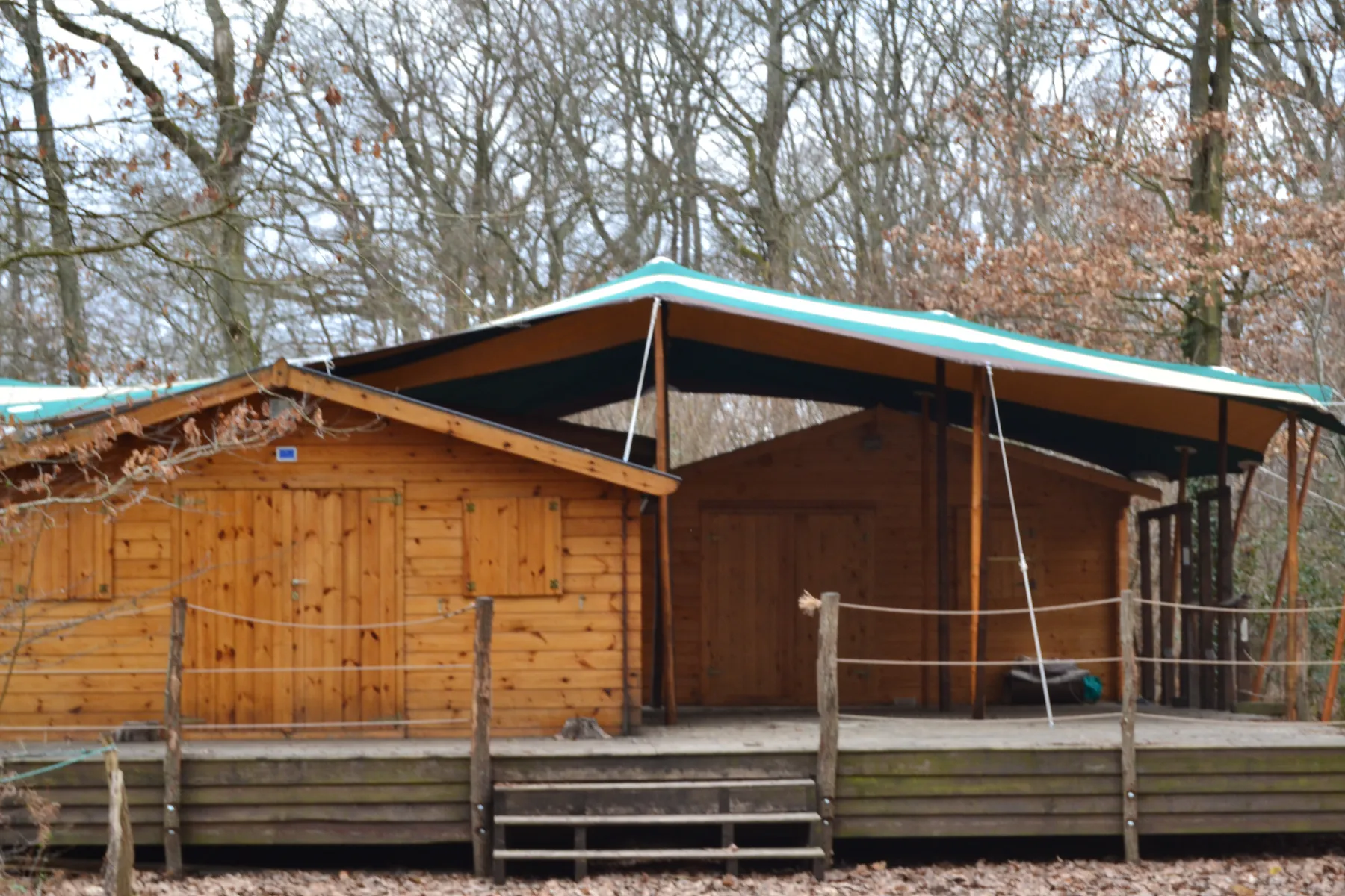 Toile tendue sur la façade d’un chalet en bois