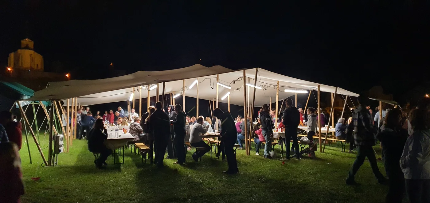 Grande toile nomade 14x14m éclairée en soirée festival