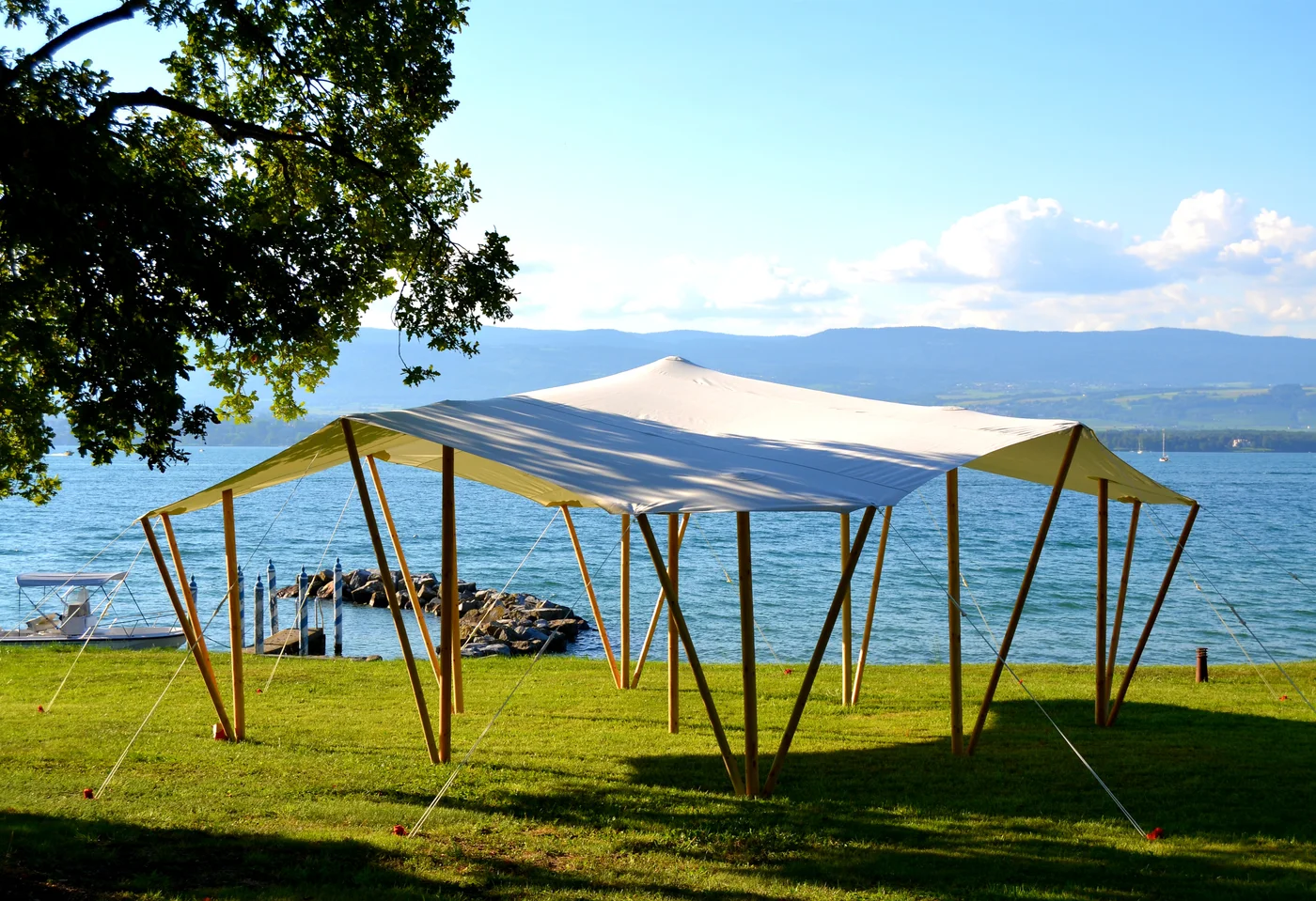 Toile nomade 7x7m tendue dans un pré verdoyant