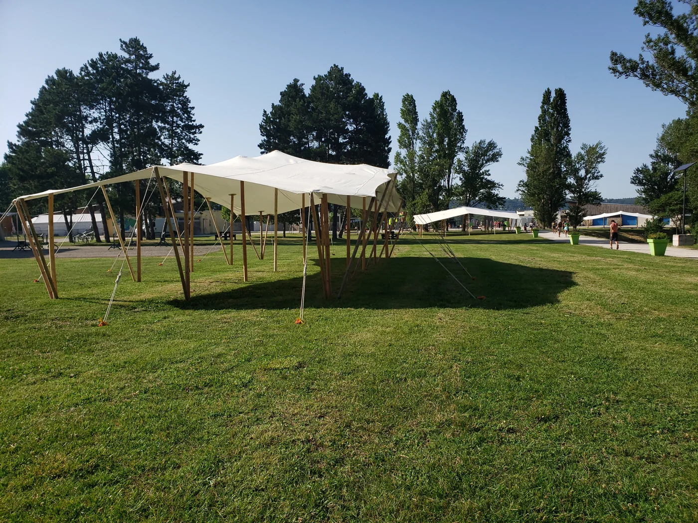 Grande scène de festival abritée sous une toile stretch nomade