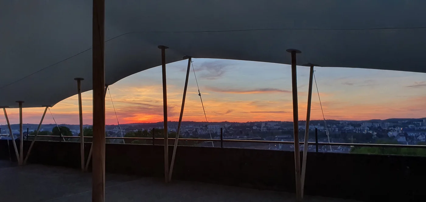 Toile de terrasse illuminée pour un événement privé