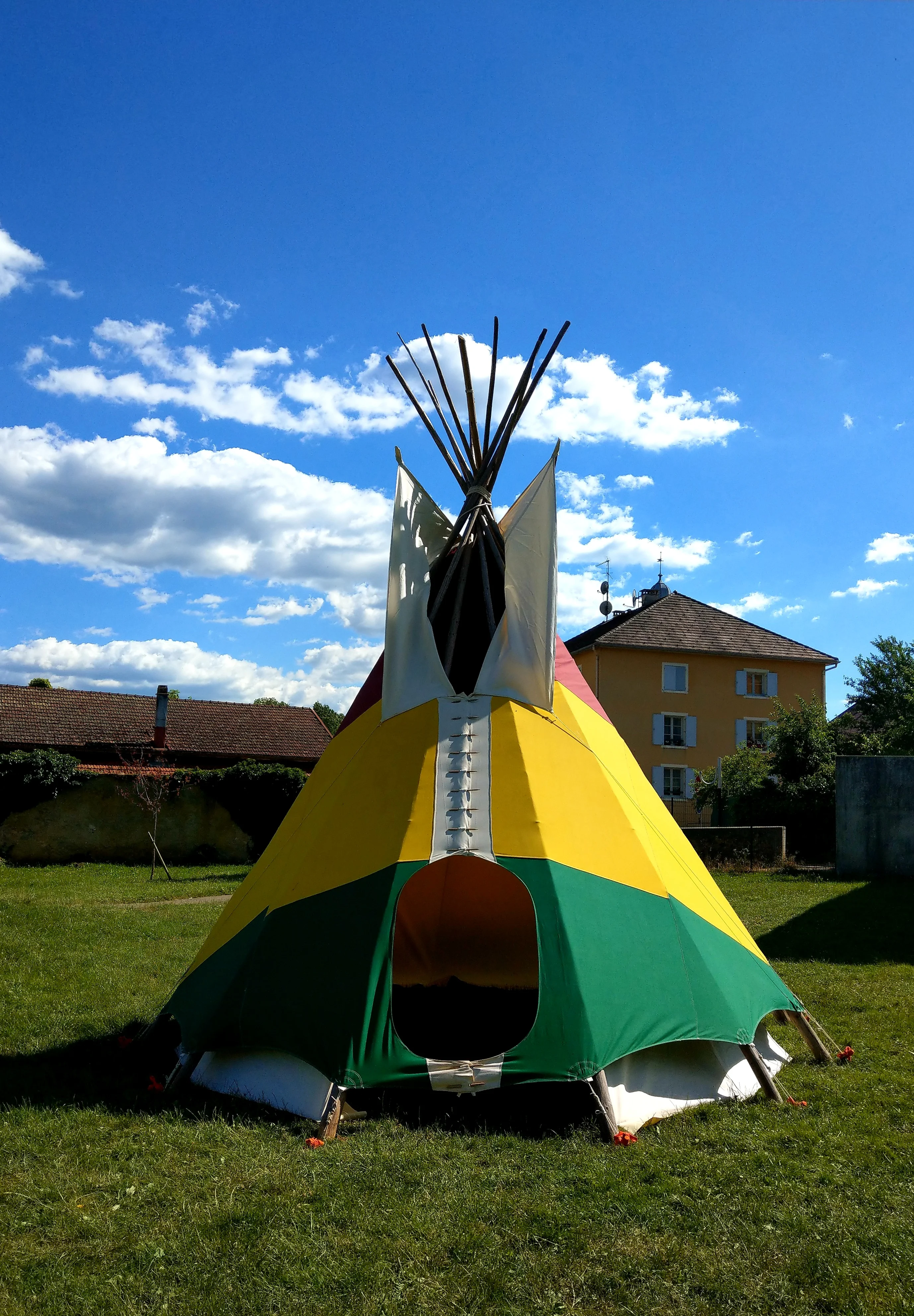 Yourtes artisanales et tipis dressés dans la prairie